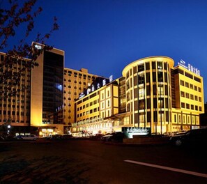 숙박 시설 정면 - 저녁/밤