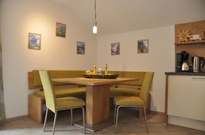 Apartment (Silberdistel) | In-room dining