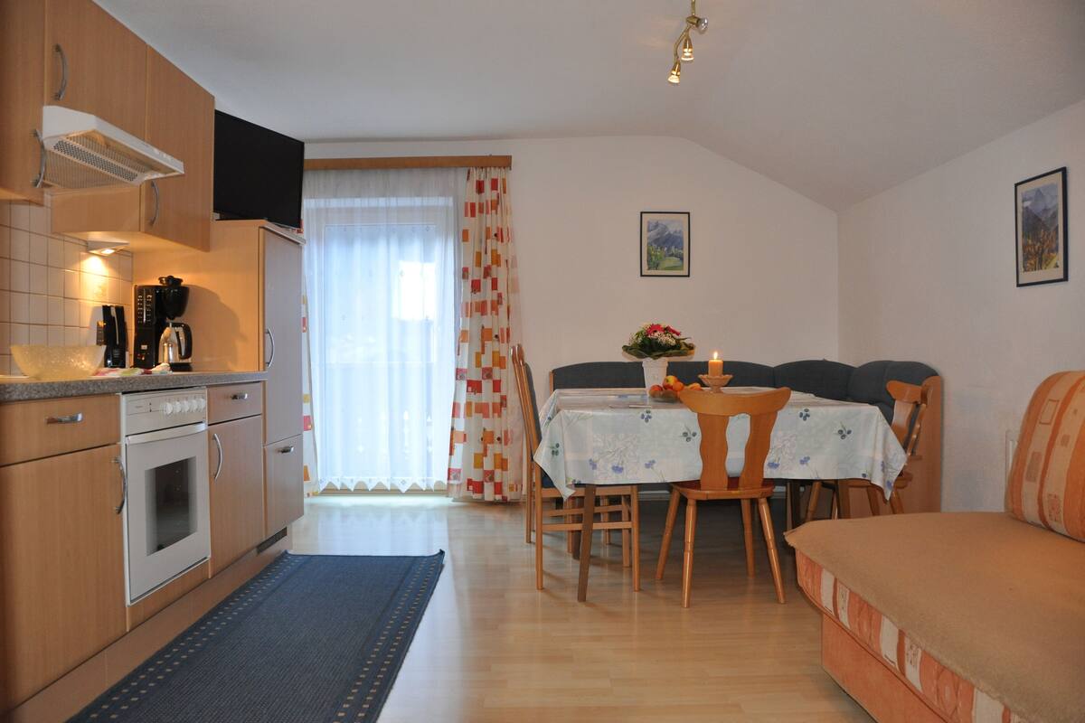 Appartement (Alpenrose) | Privékeuken | Een koffiezetapparaat/waterkoker, een koelkast, een oven, een kookplaat