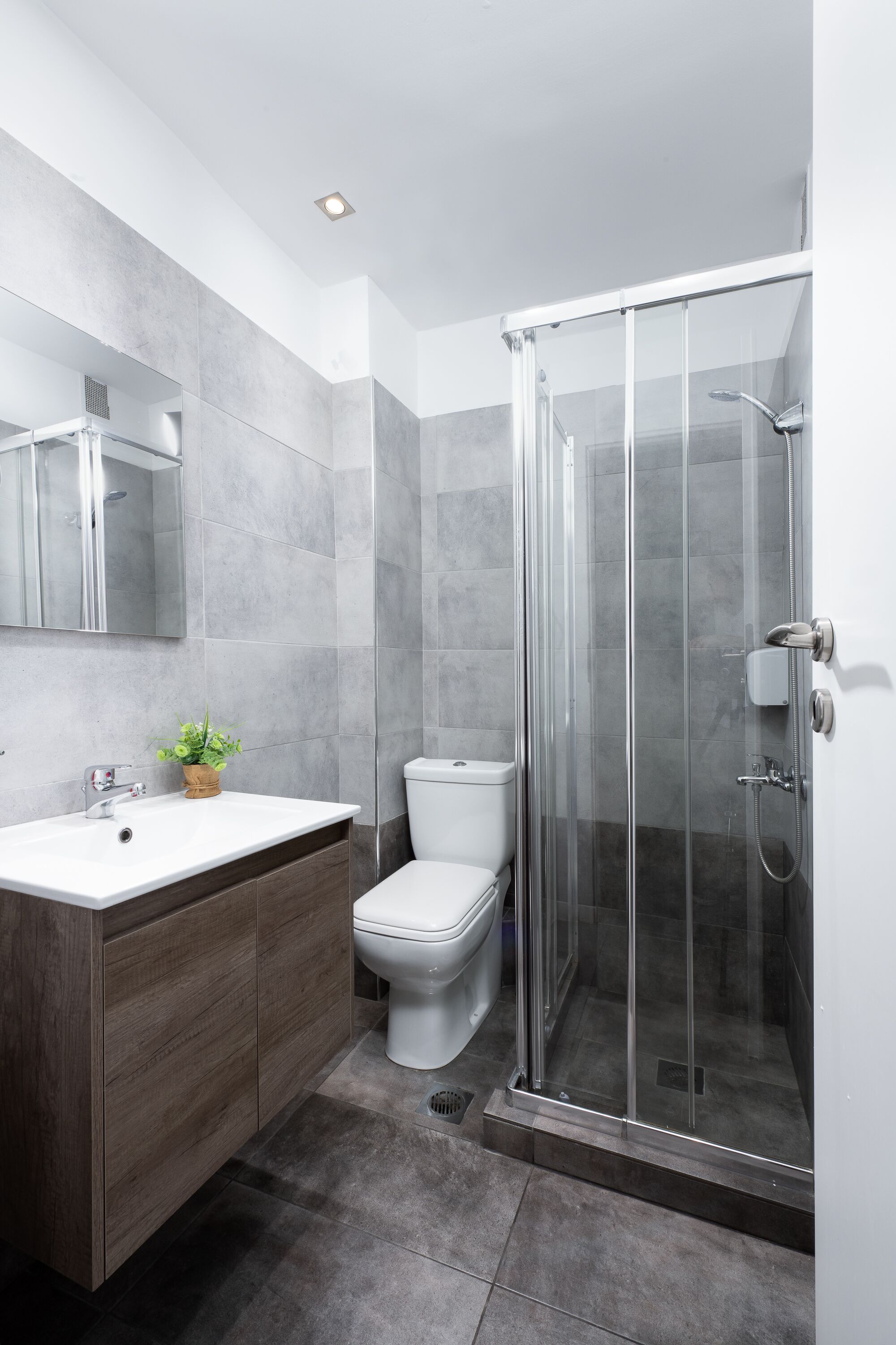 Superior Apartment, 1 Bedroom | Bathroom | Shower, free toiletries, hair dryer, towels