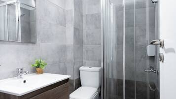 Superior Apartment, 1 Bedroom | Bathroom | Shower, free toiletries, hair dryer, towels