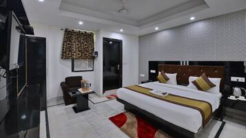Deluxe Double Room, 1 Double Bed | Minibar, in-room safe, desk, free WiFi
