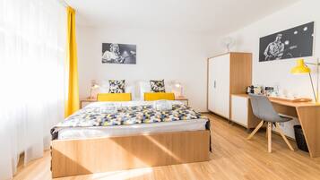 Een moderne slaapkamer met een houten bed, een bureau en een stoel.