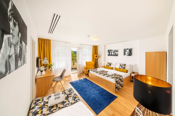 Exclusieve driepersoonskamer, balkon | Een minibar, een kluis op de kamer, een bureau, verduisterende gordijnen