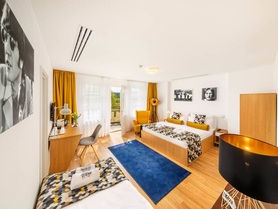 Habitació triple exclusiva, balcó | Minibar, caixa forta a l'habitació, escriptori i cortines opaques