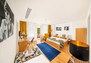 Habitación triple exclusiva, balcón | Minibar, caja fuerte, escritorio y cortinas opacas