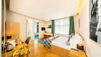 Habitación doble ejecutiva, vista a la ciudad | Minibar, caja de seguridad en la habitación y escritorio