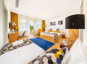 Exclusieve driepersoonskamer, balkon | Een minibar, een kluis op de kamer, een bureau, verduisterende gordijnen