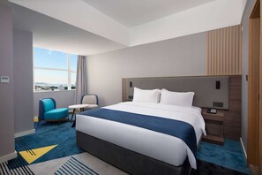 Business Room, 1 King Bed, Non Smoking | Desk, blackout drapes, free WiFi