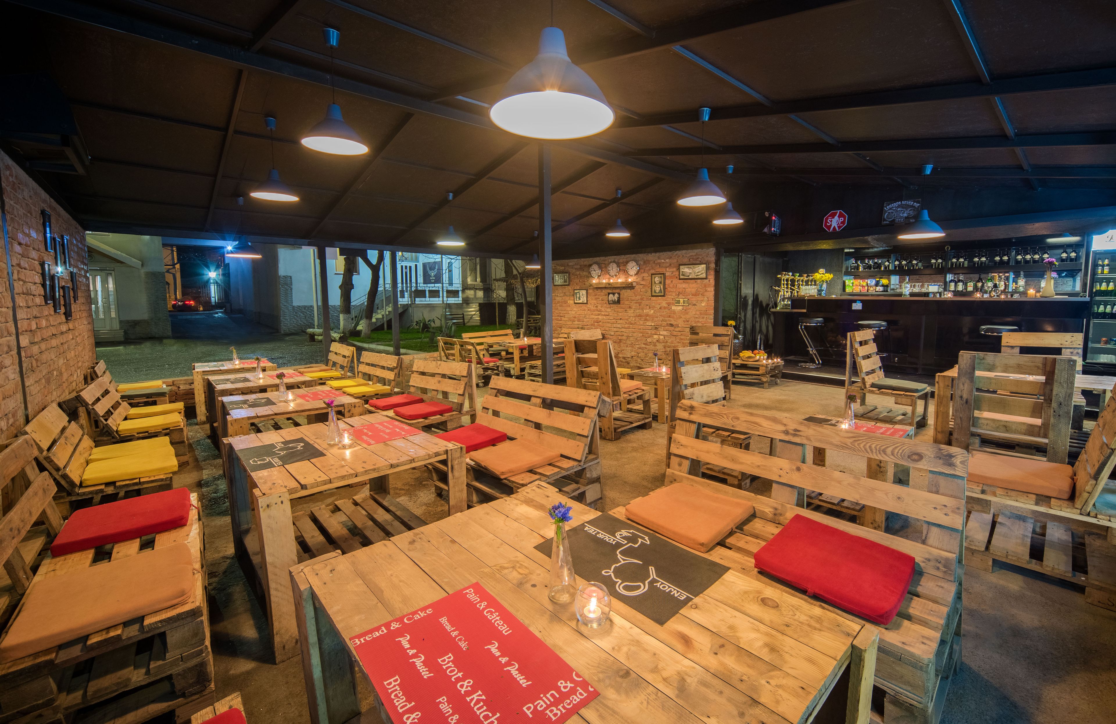 Serveert ontbijt, lokale en internationale gerechten