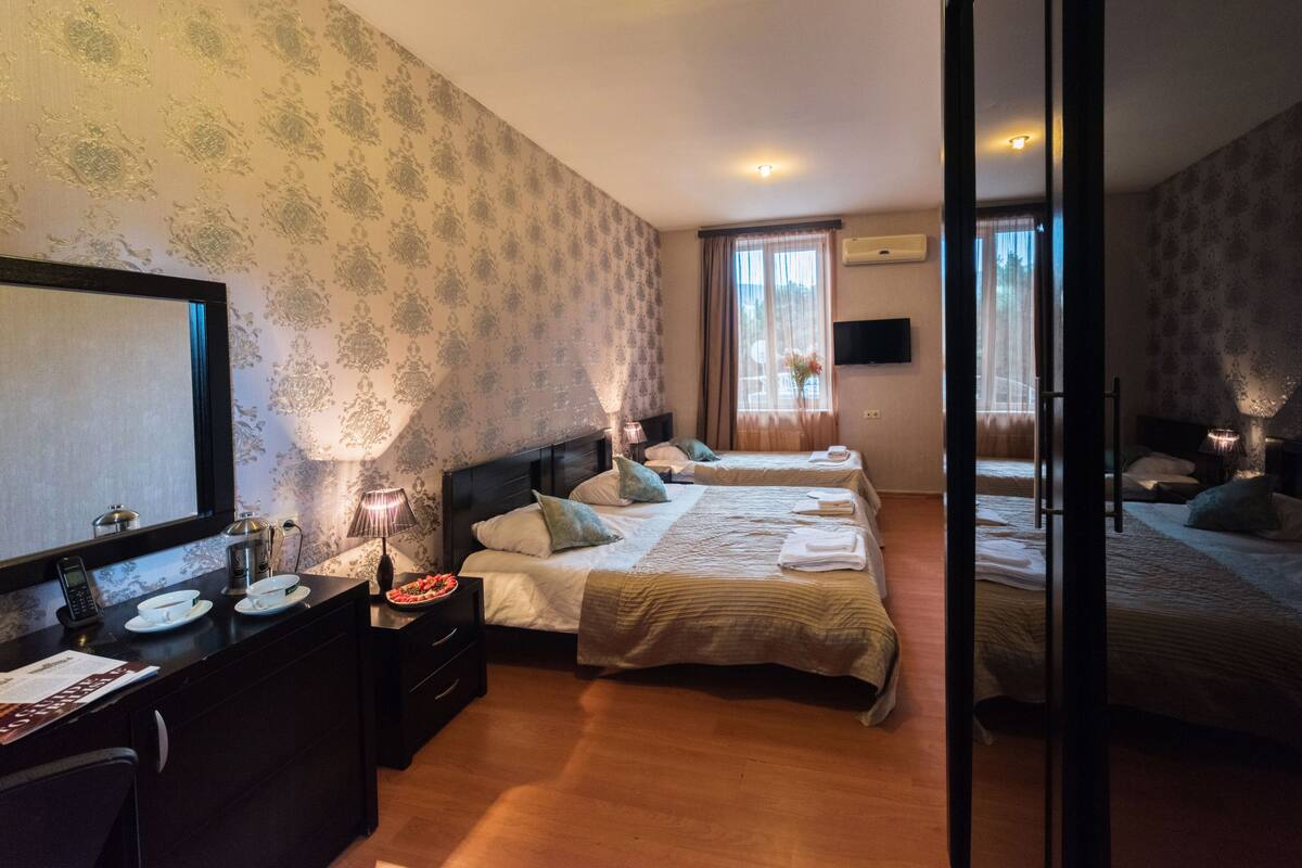 Deluxe driepersoonskamer | Een bureau, extra bedden, gratis wifi