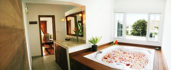 Chambre Deluxe, balcon (Canne à sucre) | Badezimmer | Kostenlose Toilettenartikel, Hausschuhe, Handtücher