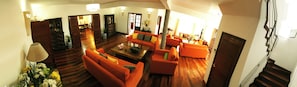 Lobby lounge