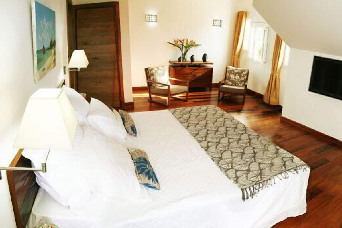 Ropa de cama de alta calidad y caja de seguridad en la habitación