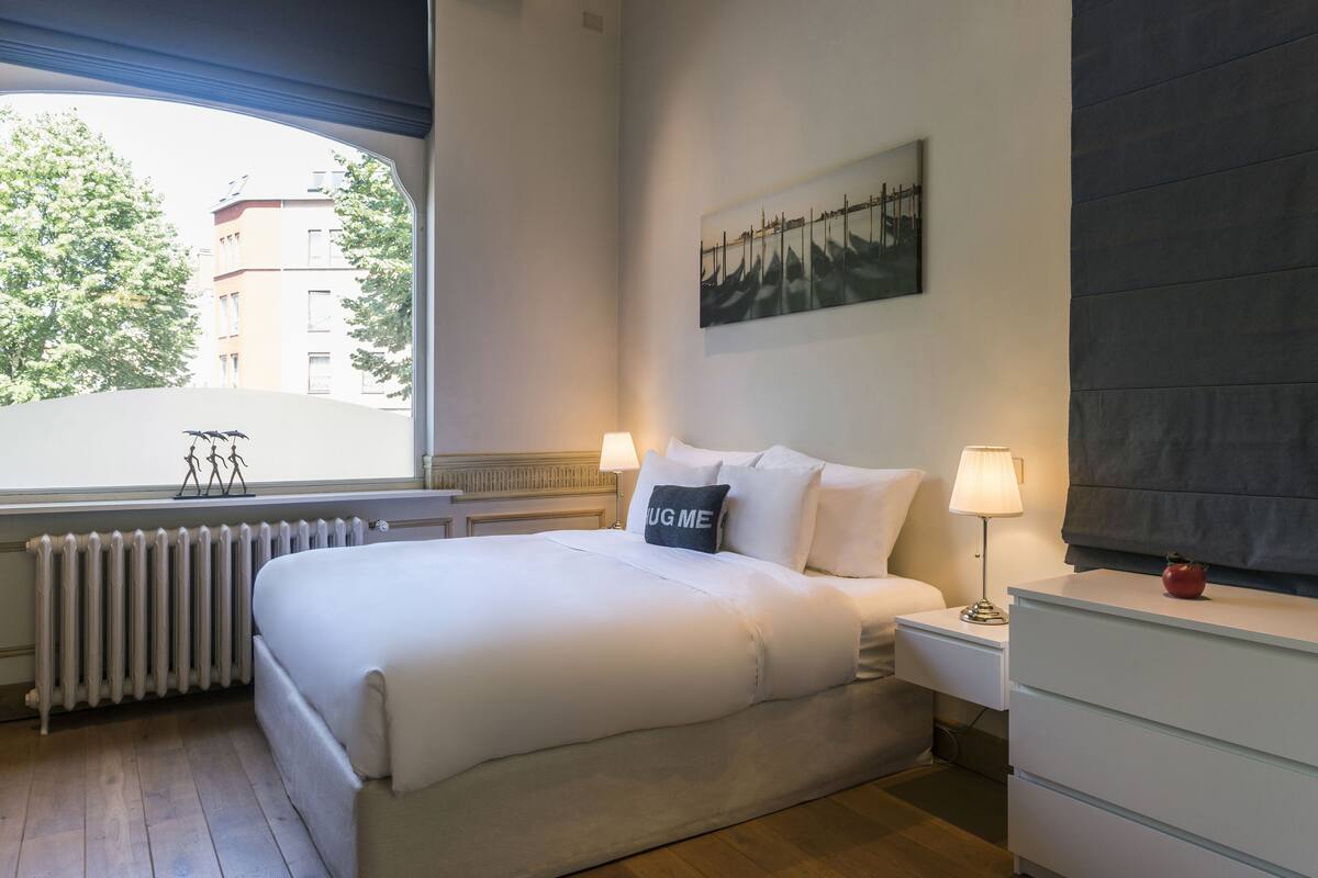 Suite, 1 King-Bett und Schlafsofa | Hochwertige Bettwaren, kostenloses WLAN, Bettwäsche