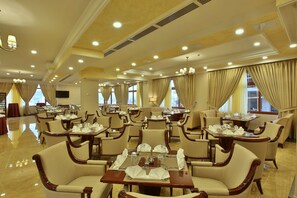 2 restauranter, frokost serveres, lokale og internasjonale retter