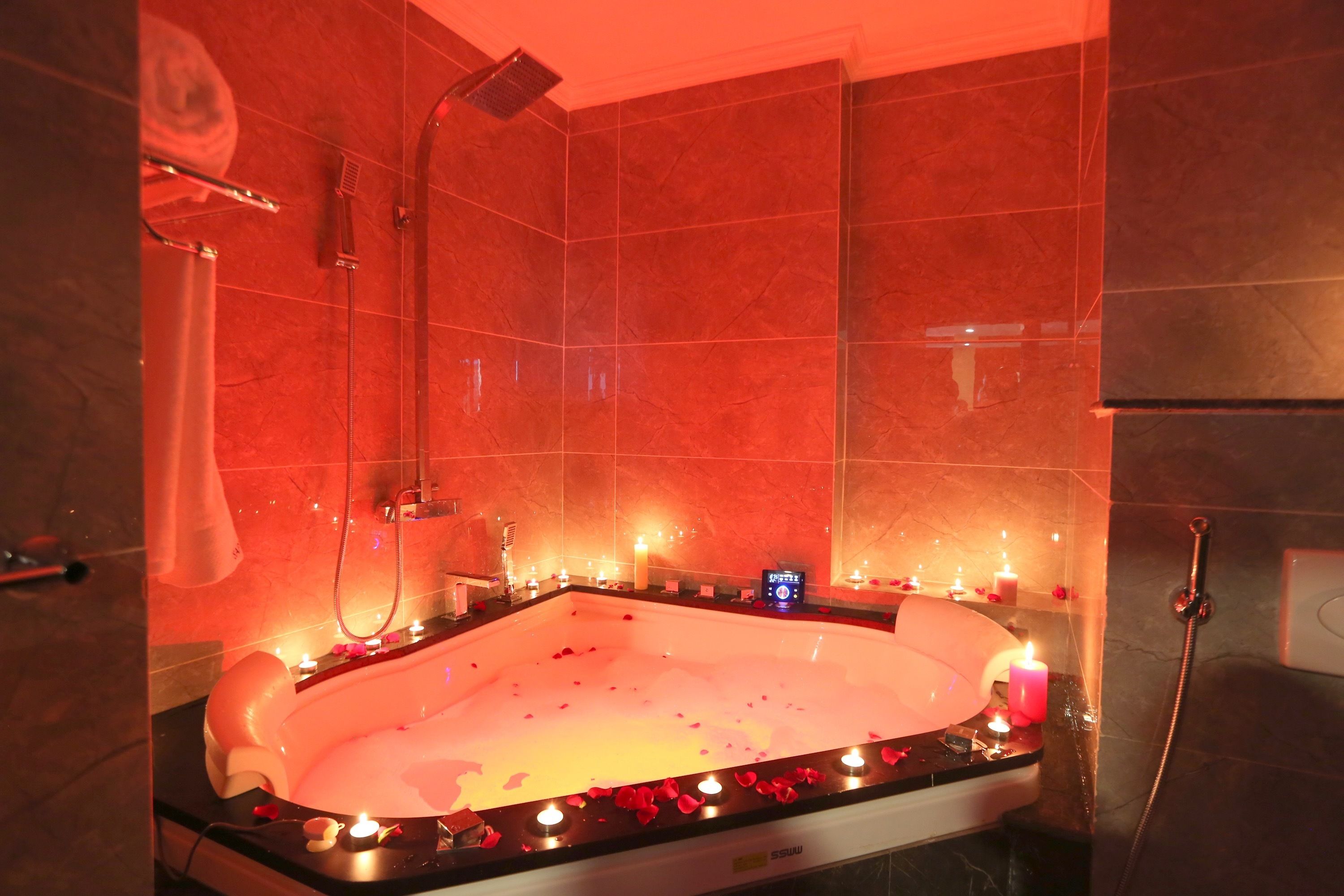 deluxe suite | bathroom | shower, free toiletries, hair dryer, bathrobes