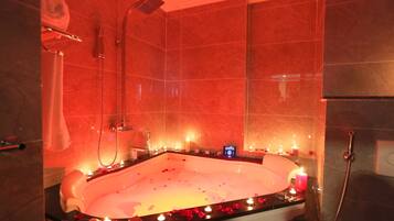 Executive Suite | Bathroom | Shower, free toiletries, hair dryer, bathrobes