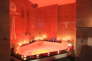Executive Suite | Bathroom | Shower, free toiletries, hair dryer, bathrobes
