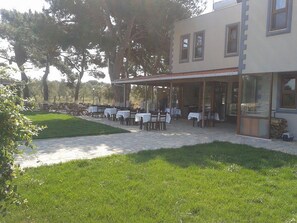 2 restaurants, breakfast, lunch served; local and international cuisine