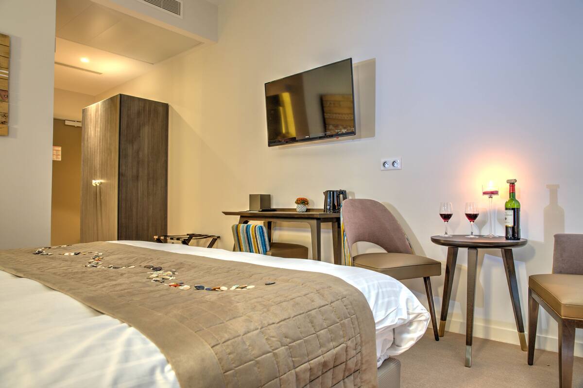 premium bedding, in-room safe, desk, blackout curtains