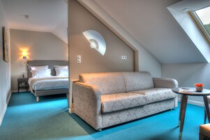 Habitación cuádruple familiar | Zona de estar | Una televisión de pantalla plana, películas de pago