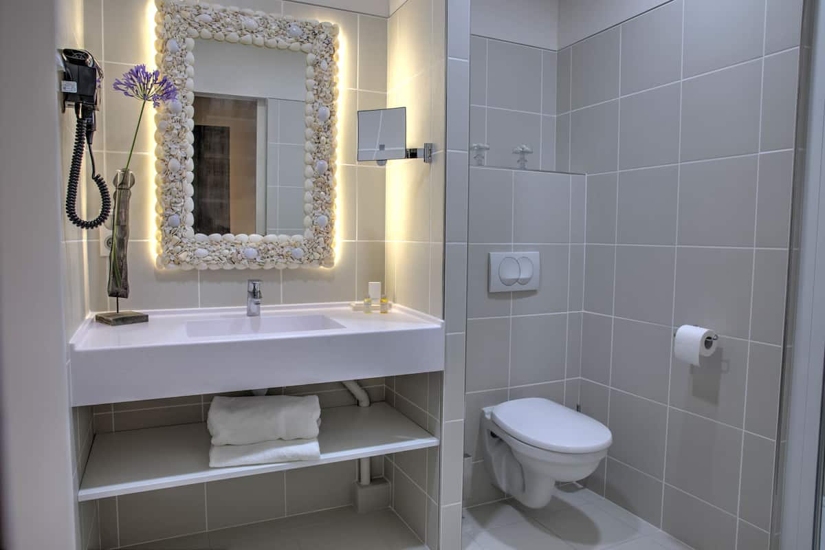 shower, free toiletries, towels