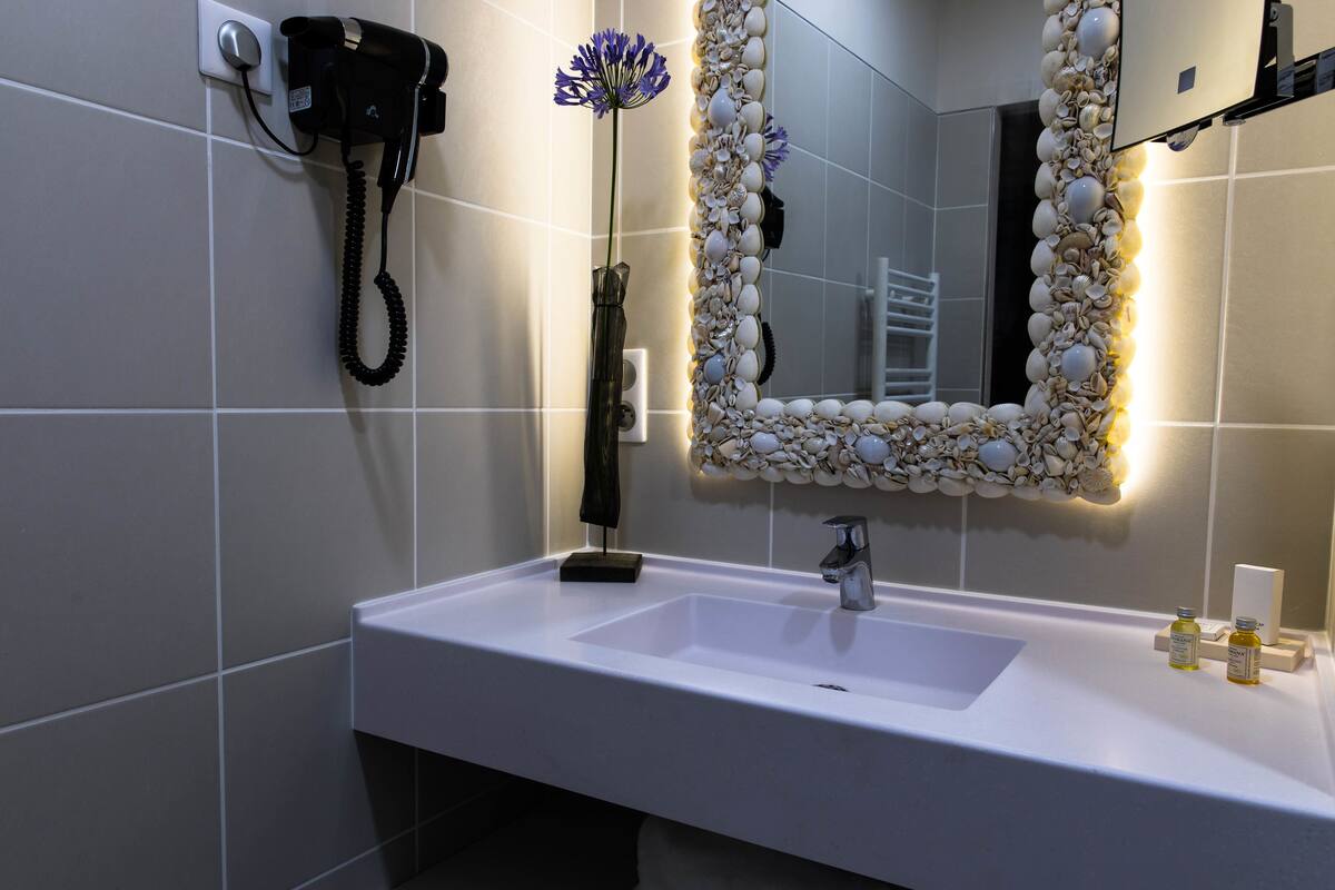 classic double room | bathroom sink