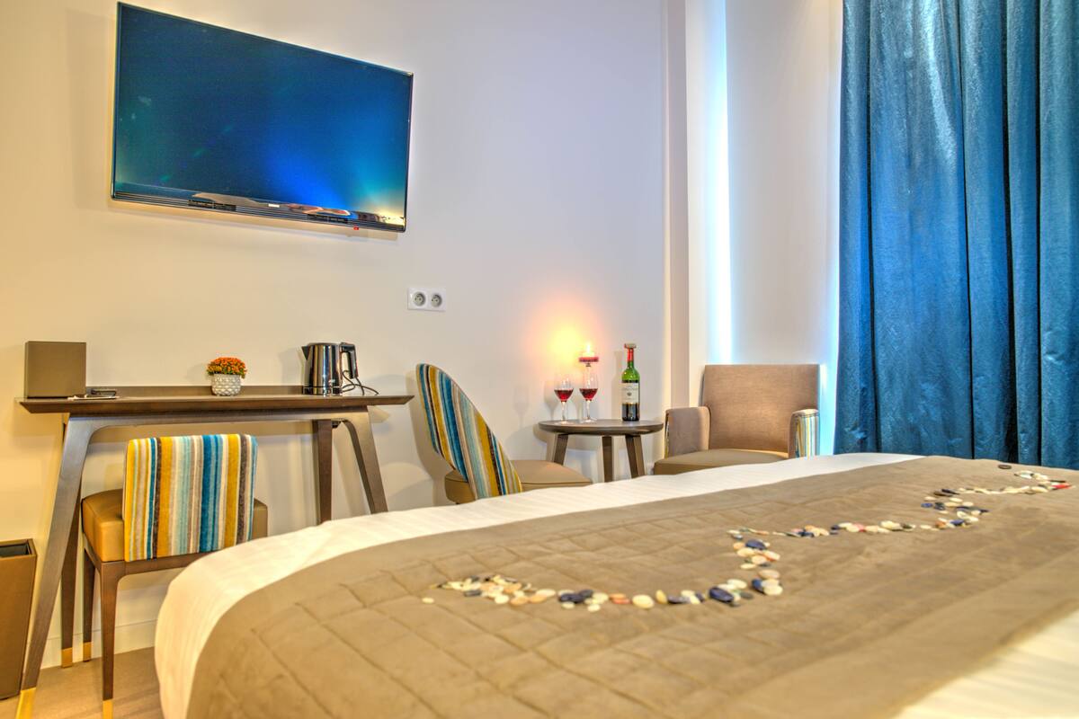 superior double or twin room | premium bedding, in-room safe, desk, blackout curtains