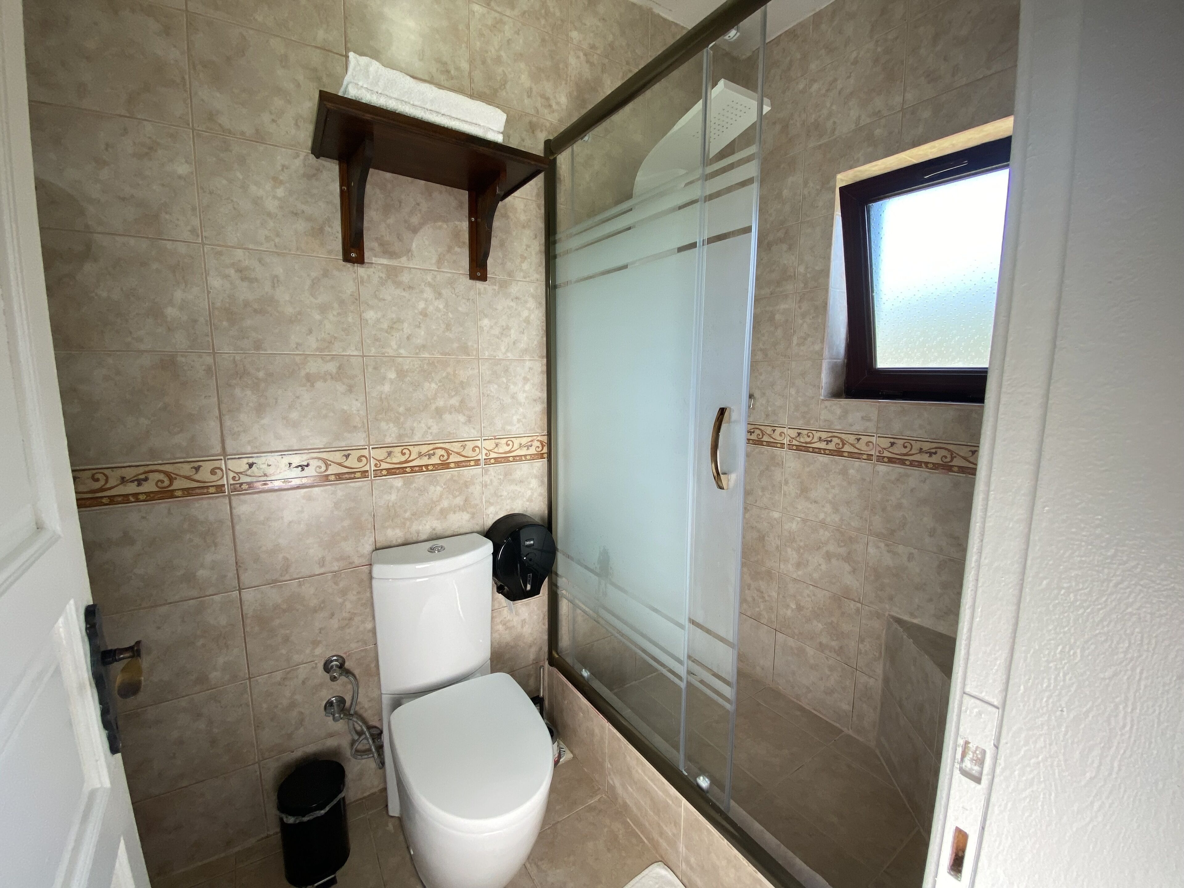 comfort double room | bathroom | shower, free toiletries, hair dryer, slippers