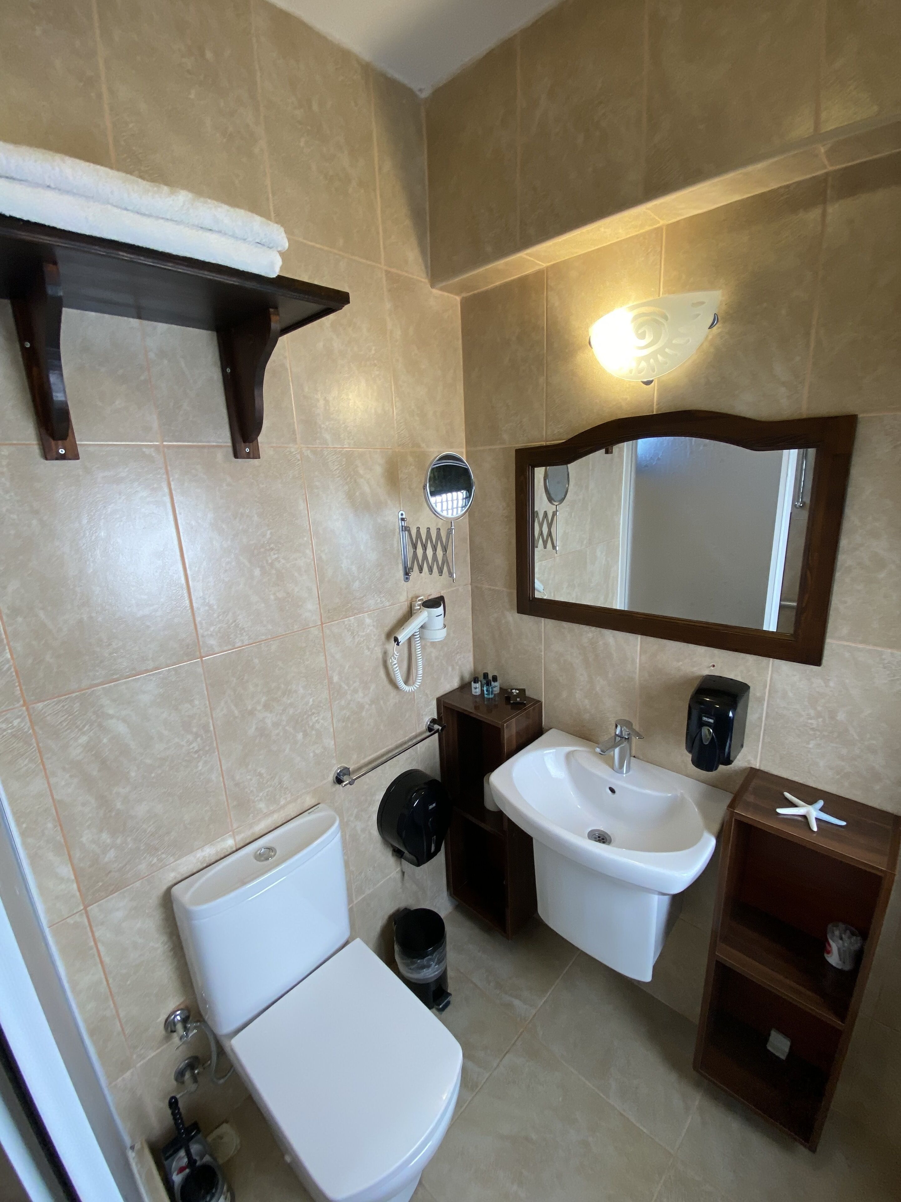 family suite, vineyard view | bathroom | shower, free toiletries, hair dryer, slippers