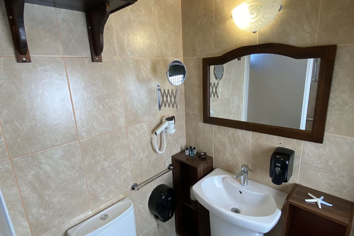 family suite, vineyard view | bathroom | shower, free toiletries, hair dryer, slippers