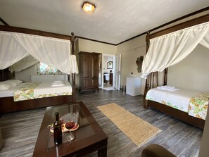 ห้องแฟมิลี่สวีท, วิวไร่องุ่น | มินิบาร์, ตู้นิรภัยในห้องพัก, เตารีด/โต๊ะรีดผ้า, Wi-Fi ฟรี