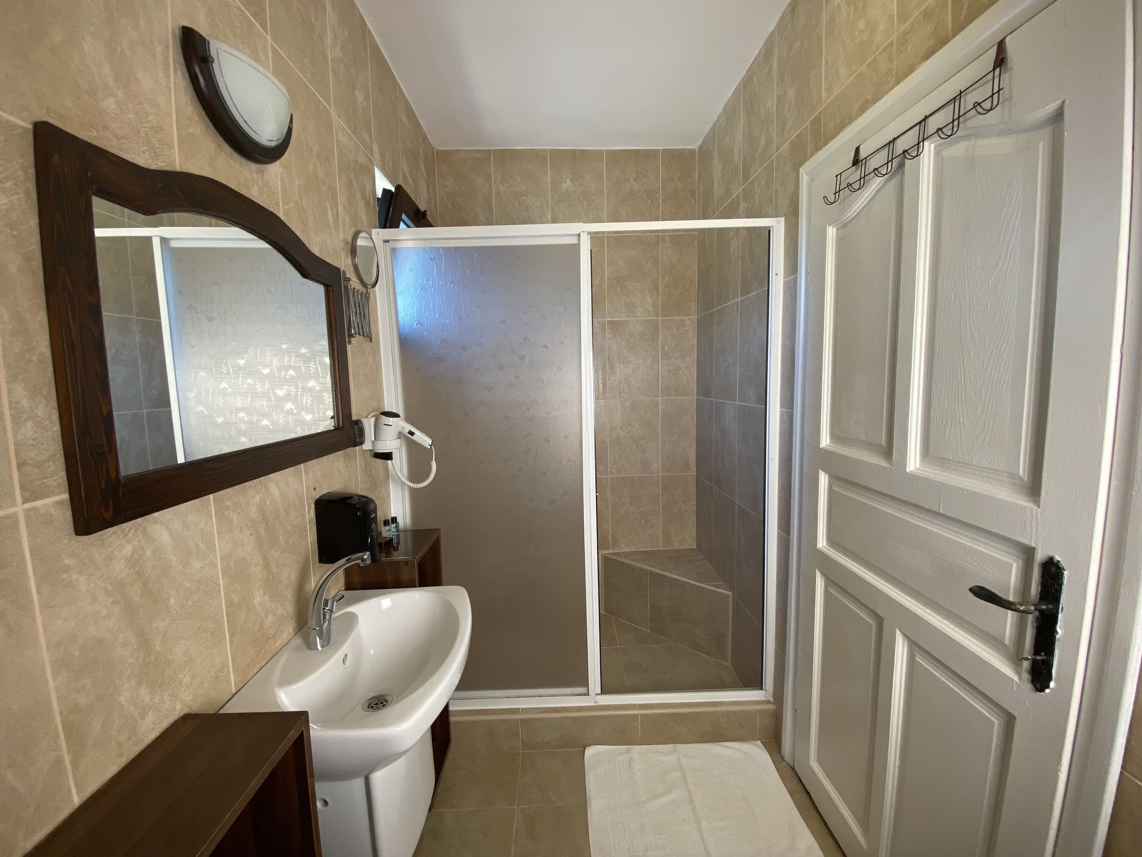 deluxe double room | bathroom | shower, free toiletries, hair dryer, slippers