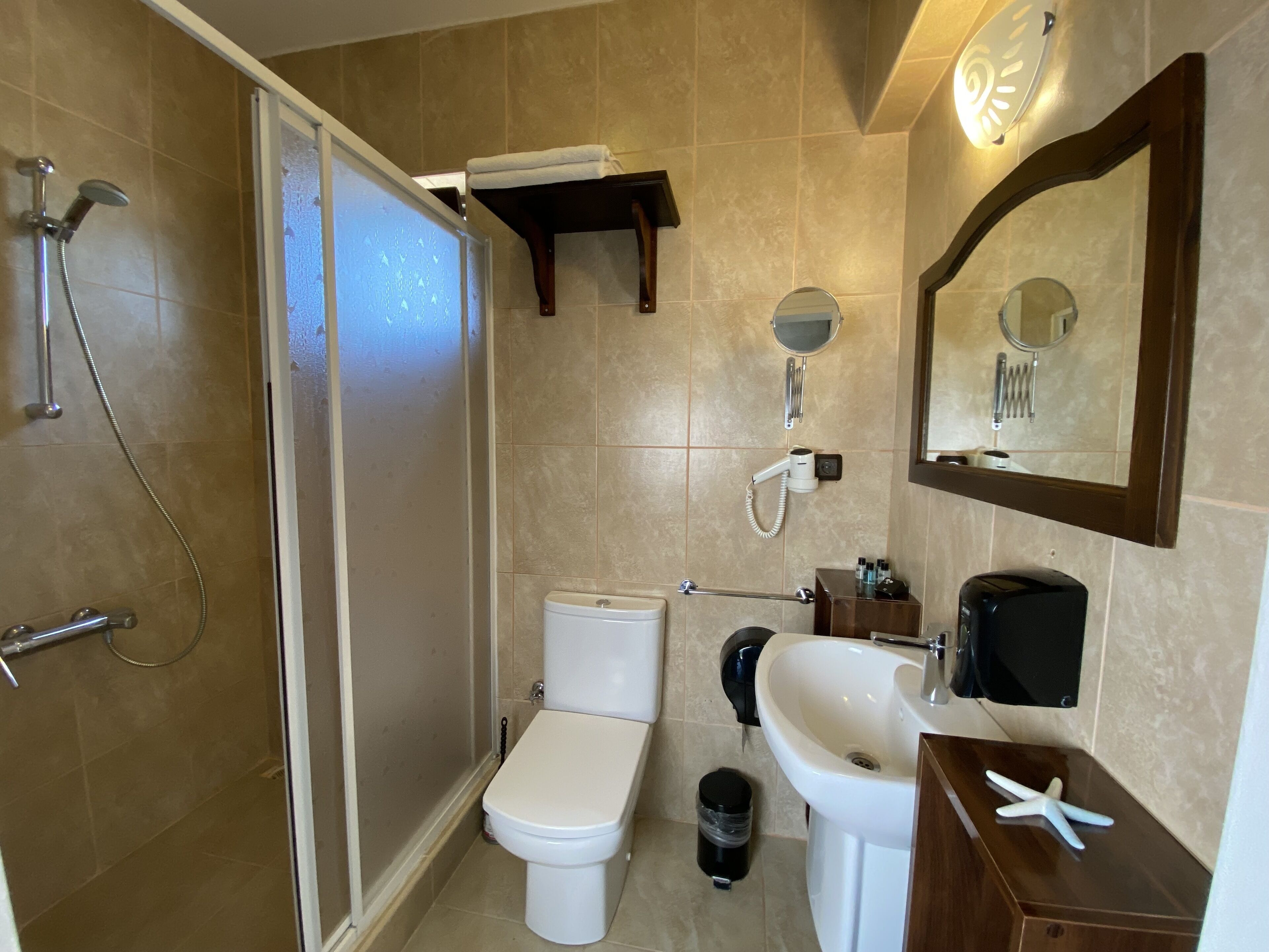 family suite, vineyard view | bathroom | shower, free toiletries, hair dryer, slippers