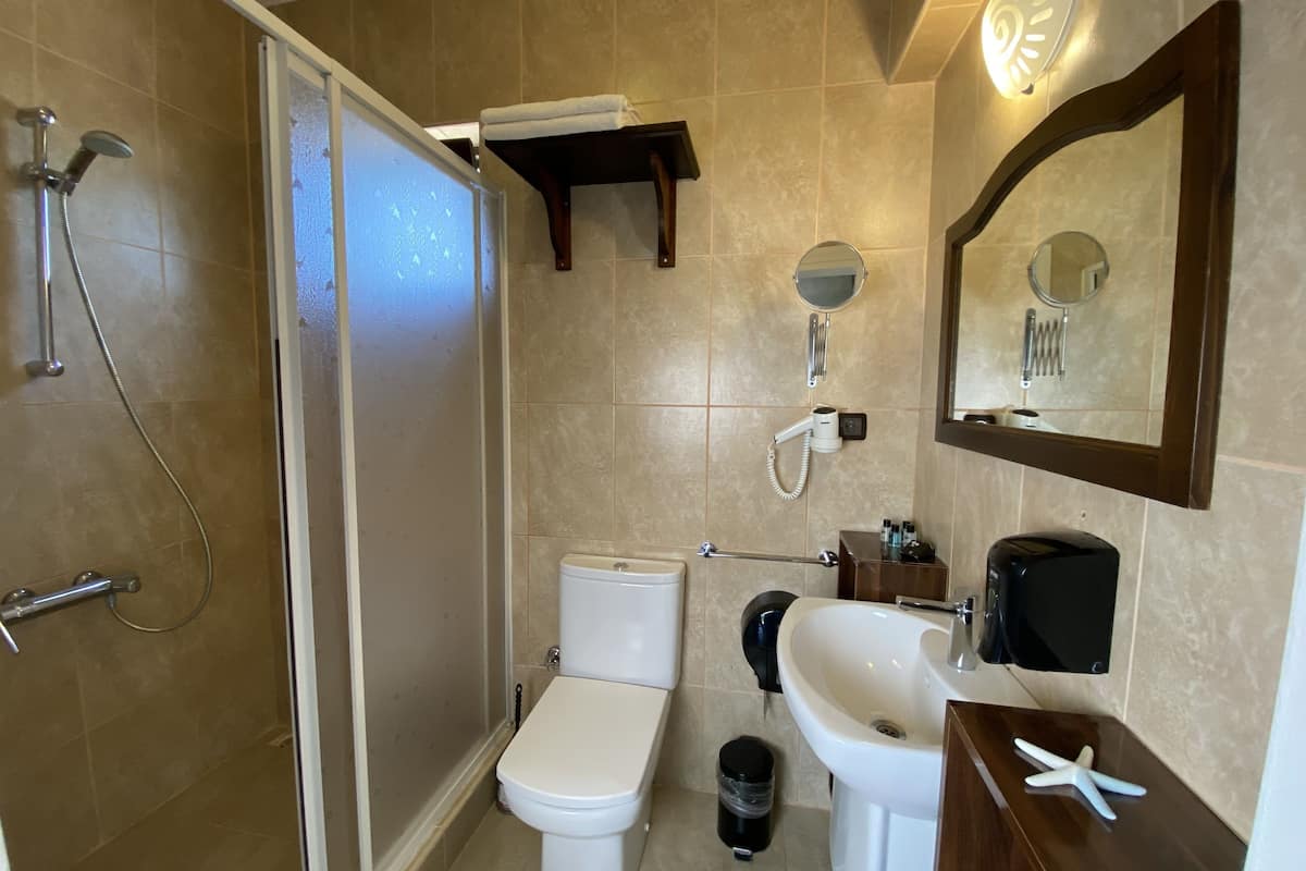 family suite, vineyard view | bathroom | shower, free toiletries, hair dryer, slippers