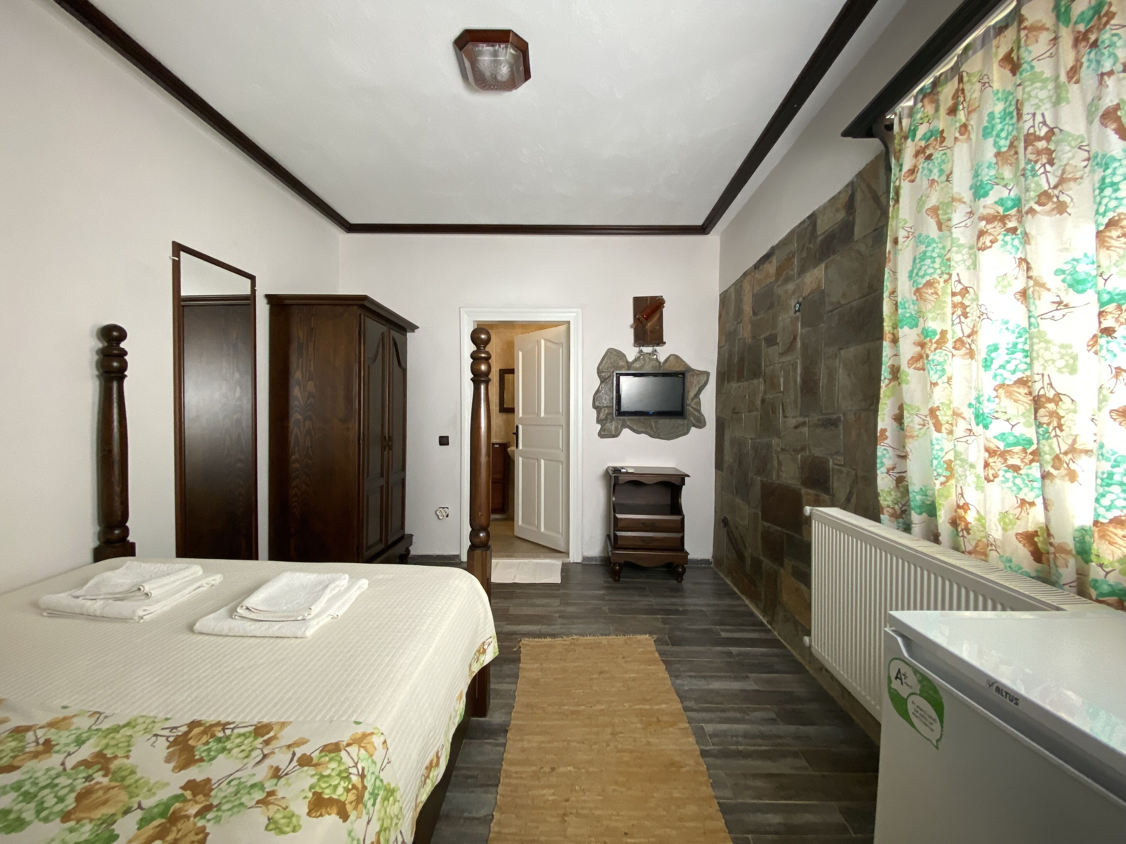 deluxe double room | minibar, in-room safe, iron/ironing board, free wifi