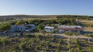 Un barrio residencial con casas, un pequeño jardín y un paisaje montañoso al fondo.