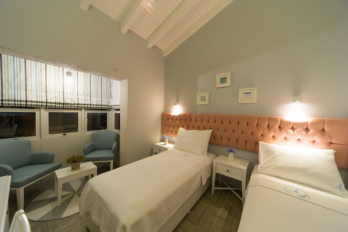 Quarto duplo luxo | Frigobar (abastecido com alguns itens grátis), cofres nos quartos