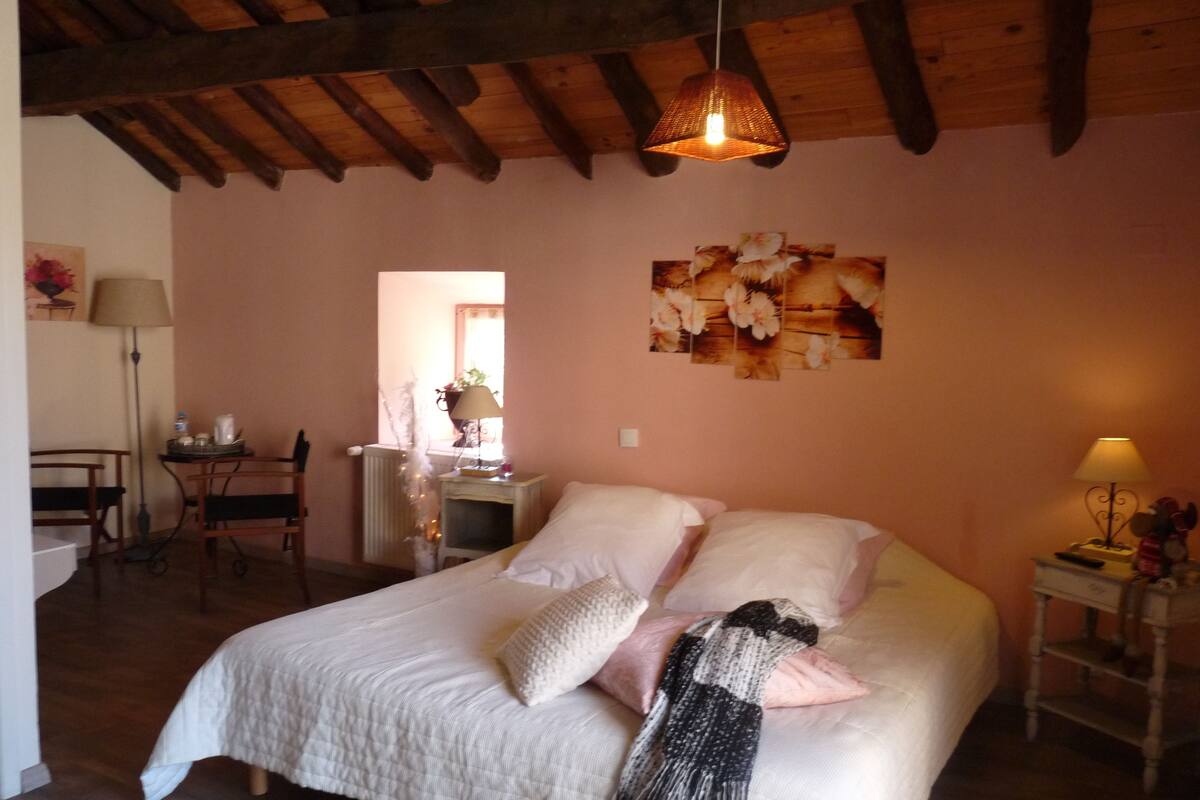 Quarto casal superior, no jardim | Roupas de cama premium, individualmente decorados