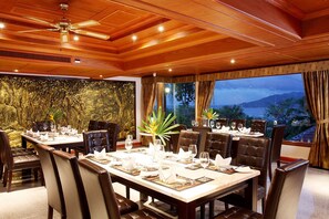 Serveert ontbijt, lunch, lokale en internationale gerechten, zeezicht 