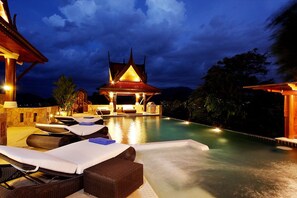Hồ bơi trong nhà, hồ bơi ngoài trời 