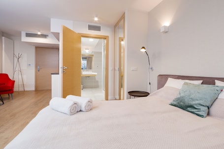 Panoramic-Penthouse, Terrasse, Flussblick | Betten mit Memory-Foam-Matratzen, Schreibtisch. Riverside Aparthotel