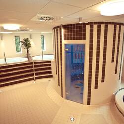 Couples treatment rooms, body treatments, deep-tissue massages