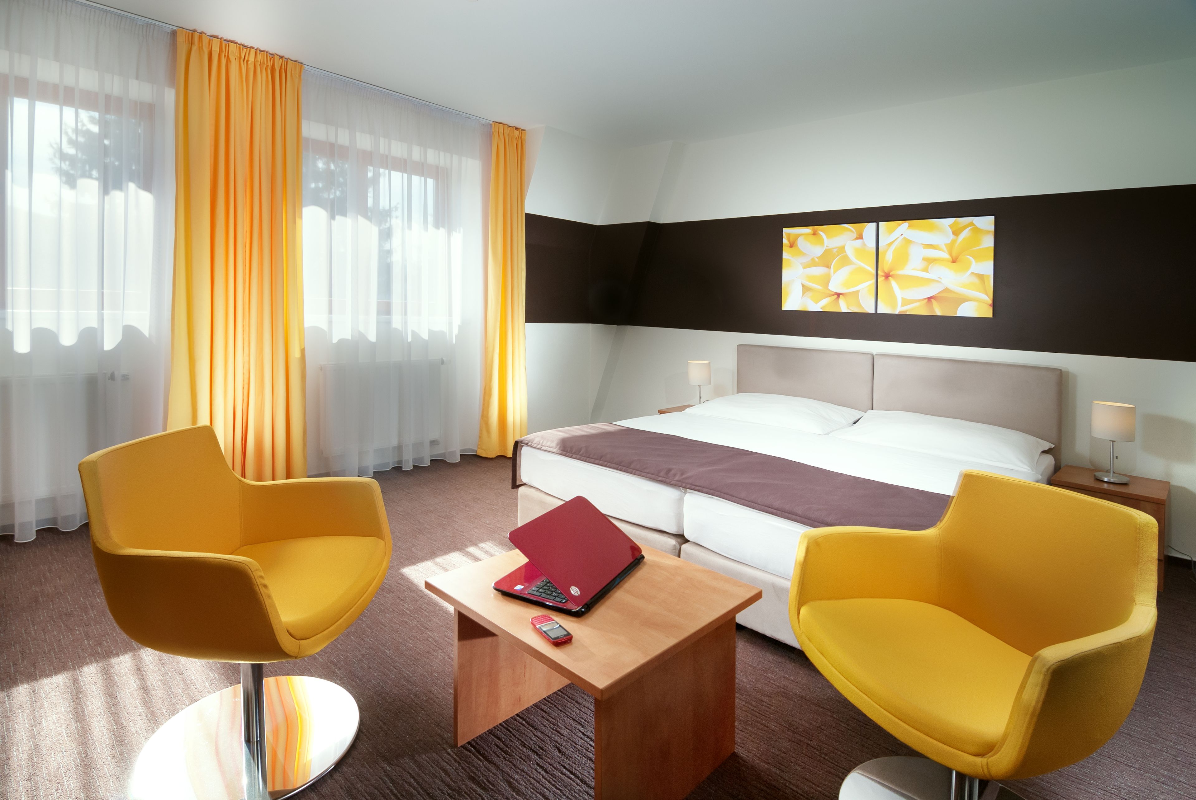 Bureau, rideaux occultants, fer et planche à repasser