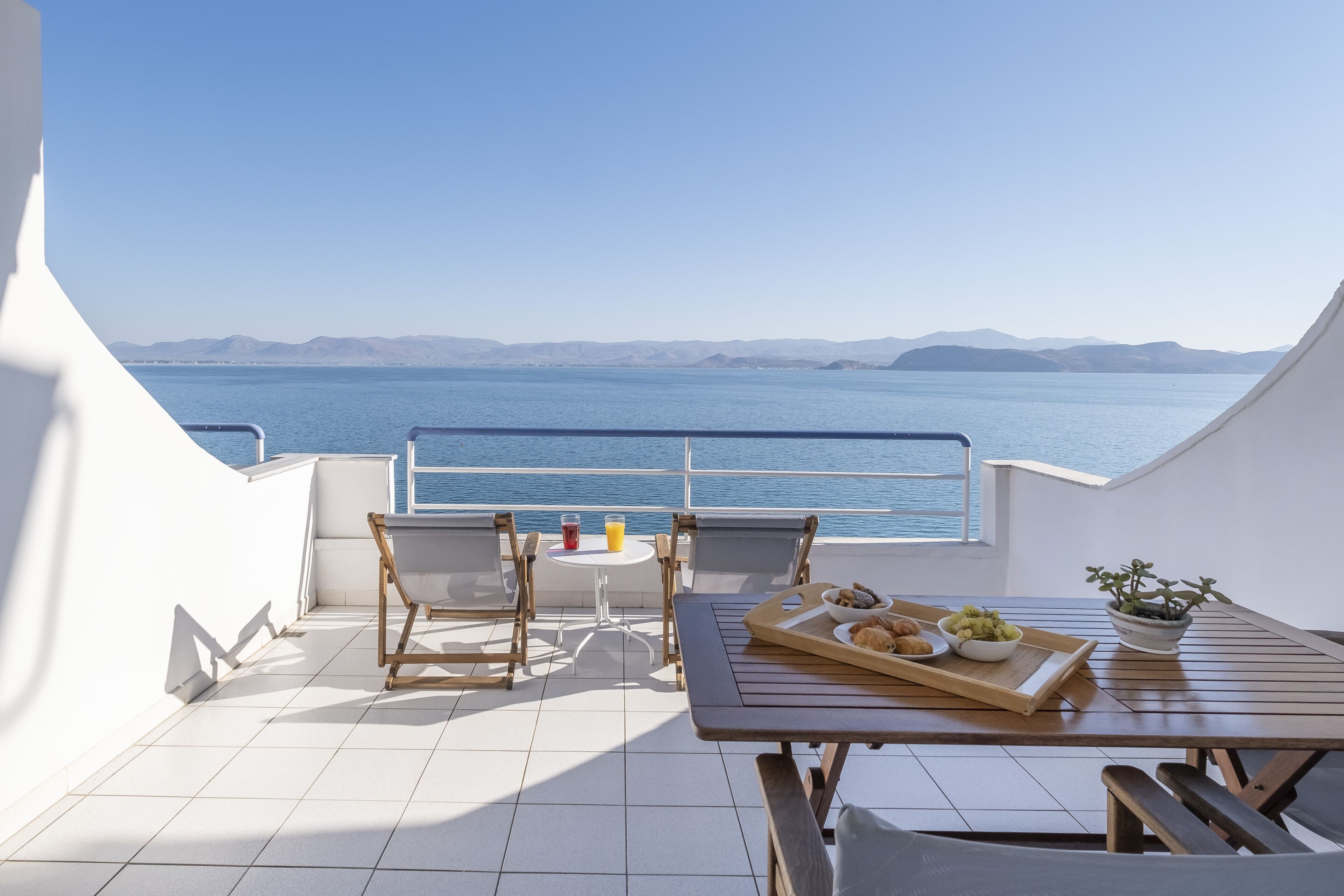 Monolocale comfort, 1 letto king, vista mare, di fronte alla spiaggia | Terrazza/patio