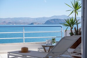 Duplex familial, 2 chambres, vue sur la mer, en face de la plage | Terrasse/patio