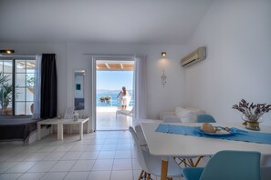 Duplex família, 2 quartos, vista para o mar, de frente para a praia | Área de estar | TV de tela plana