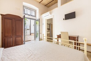 Habitación doble estándar, 1 cama Queen size | Ropa de cama hipoalergénica, minibar y escritorio 