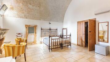 Studio suite, Meerdere bedden | Hypoallergeen beddengoed, een minibar, een bureau, een laptopwerkplek